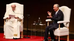 Le pape François rencontre le président du Portugal, Marcelo Rebelo de Sousa, au centre culturel Belém à Lisbonne, à son arrivée pour les Journées Mondiales de la Jeunesse, le 2 août 2023. | Crédit photo : Daniel Ibañez/CNA / 