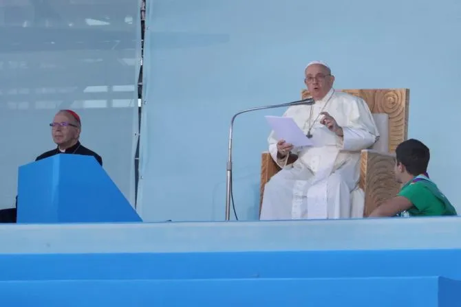 Le pape François s'adresse aux jeunes lors de la cérémonie d'accueil des Journées Mondiales de la Jeunesse à Lisbonne, au Portugal, le 3 août 2023. Crédit : Daniel Ibañez/CNA / 