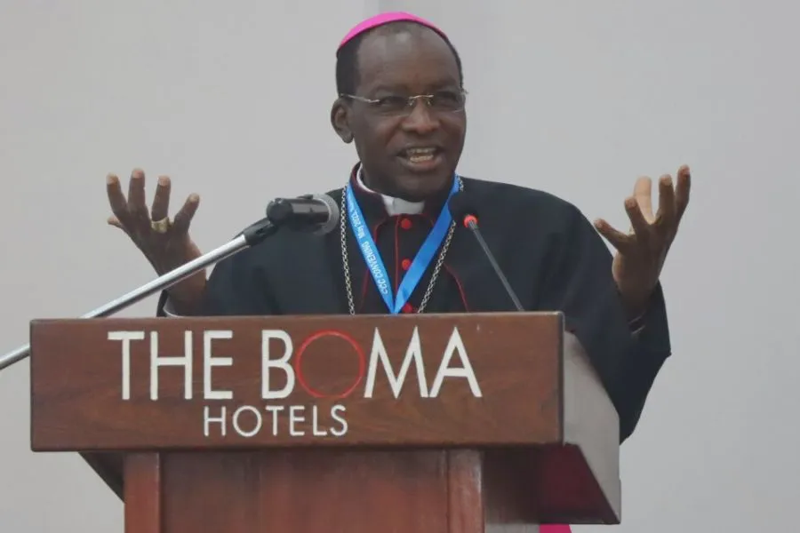 Mgr Martin Musonde Kivuva, prononçant le discours principal lors de la convention des parties prenantes de l'organisation Catholic Care for Children International (CCCI) dans la région de l'Association des conférences épiscopales membres d'Afrique de l'Est (AMECEA) à Nairobi le 16 mai 2023. / 