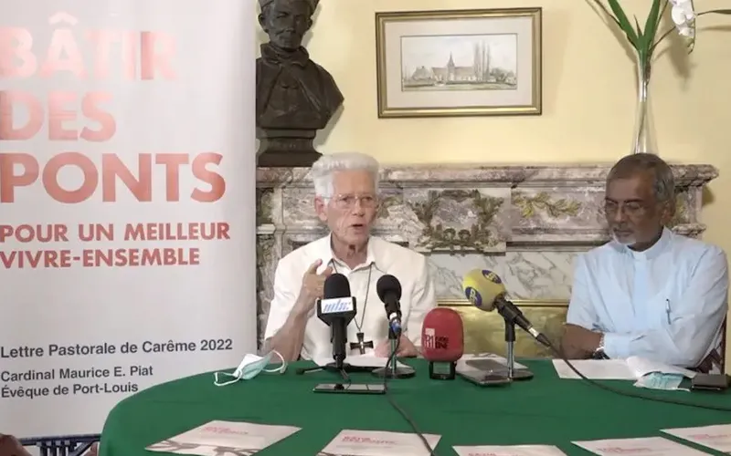 Le cardinal Maurice Piat (à gauche) et le père Jean Maurice Labour lors d'une conférence de presse pour dévoiler la lettre pastorale sur le Carême, le 04 mars 2022. Crédit : Diocèse de Port Louis