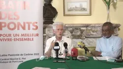 Le cardinal Maurice Piat (à gauche) et le père Jean Maurice Labour lors d'une conférence de presse pour dévoiler la lettre pastorale sur le Carême, le 04 mars 2022. Crédit : Diocèse de Port Louis / 