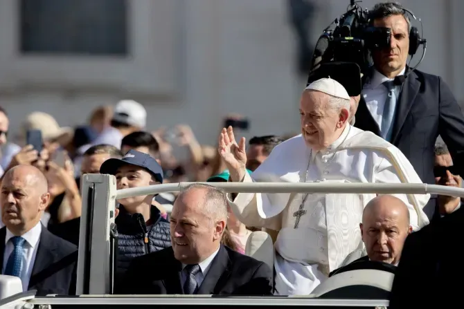 Le pape François a salué les pèlerins sur la place Saint-Pierre le mercredi 7 juin 2023, quelques heures avant d'être hospitalisé pour une opération abdominale sous anesthésie générale. | Daniel Ibanez/CNA / 