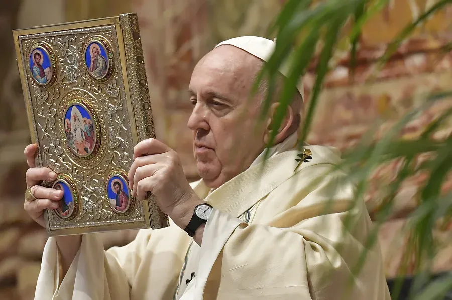 Le pape François offre la messe dans la basilique Saint-Pierre le dimanche de Pâques 4 avril 2021. Vatican Media.