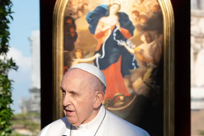 Le pape François s'exprime à la Grotte de Lourdes dans les jardins du Vatican, le 31 mai 2021, avec en toile de fond une image de Notre-Dame, défaisant (ou dénouant) les nœuds. | Crédit : Vatican Media