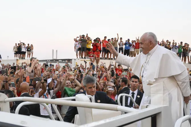 Le Pape François salue les pèlerins des Journées Mondiales de la Jeunesse à Lisbonne, Portugal, au début de la veillée, le 5 août 2023. | Vatican Media