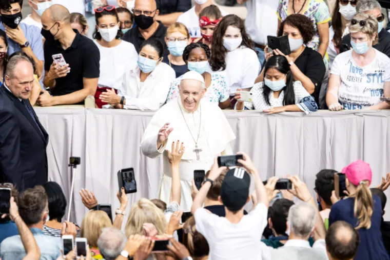 Le Pape François arrive pour son audience générale dans la cour de San Damaso au Vatican, le 2 septembre 2020. Daniel Ibañez/CNA