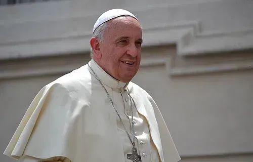 Le pape François salue les pèlerins sur la place Saint-Pierre après l'audience générale du mercredi, le 7 mai 2014. Daniel Ibáñez/CNA. / 