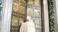 Le pape François ouvre les portes saintes de la basilique Saint-Pierre pour lancer l'Année de la miséricorde, le 8 décembre 2015. | L'Osservatore Romano. / 