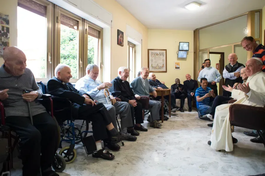 Le pape François rend visite aux prêtres-résidents âgés de la Casa San Gaetano à Rome, le 17 juin 2016. L'Osservatore Romano. / 