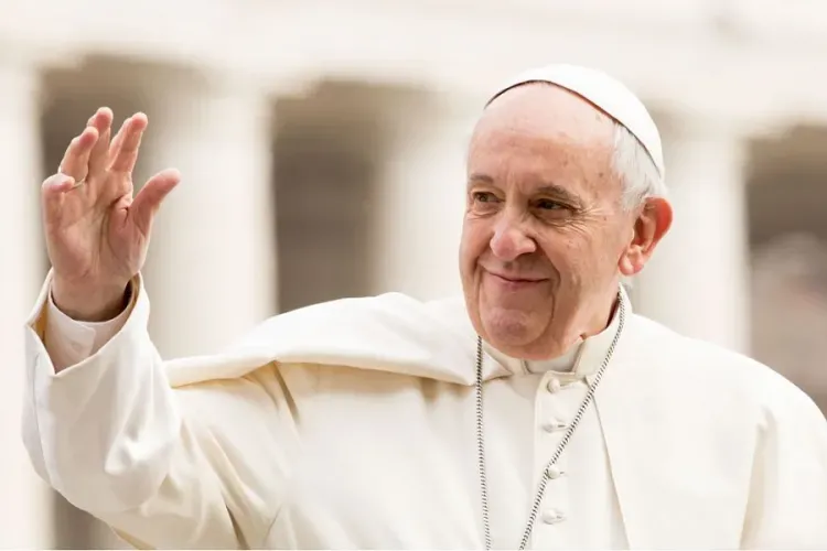 Le pape François salue les pèlerins lors de son audience générale du 28 mars 2018 sur la place Saint-Pierre / Daniel Ibáñez/CNA.