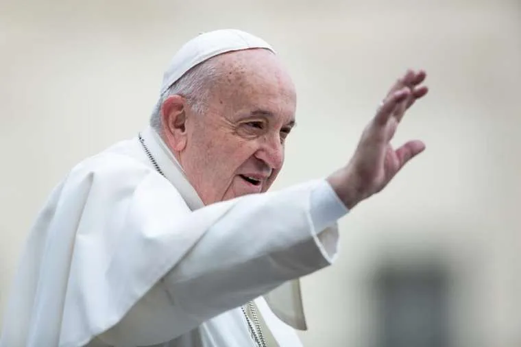 Le pape François salue les pèlerins sur la place Saint-Pierre le 26 février 2020. / Daniel Ibanez/CNA.