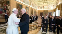 Le pape François salue le supérieur général des jésuites, le père Arturo Sosa, dans la salle Clémentine, le 9 février 2017. Vatican Media. / 