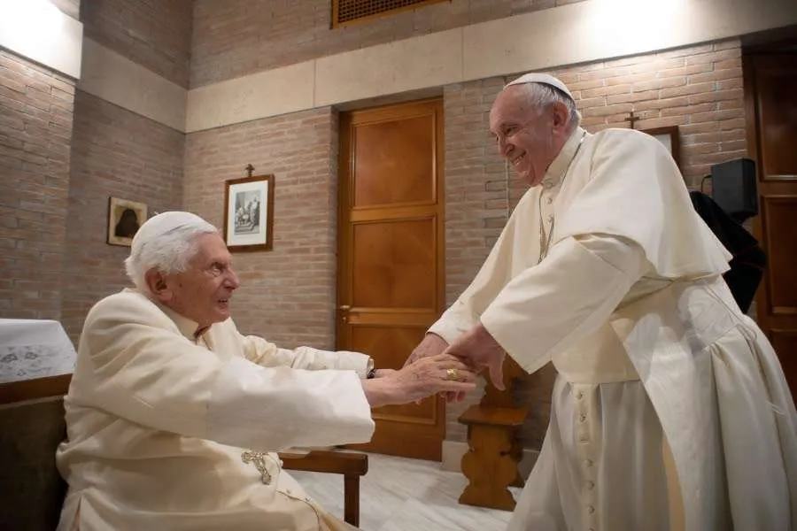 Le pape François salue le pape émérite Benoît XVI au monastère Mater Ecclesiae du Vatican le 28 novembre 2020. / Vatican Media.