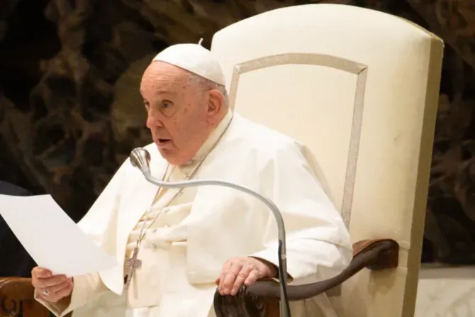 Le pape François s'exprime lors de l'audience du mercredi dans la salle Paul VI, le 29 novembre 2023. | Elizabeth Alva/EWTN / 