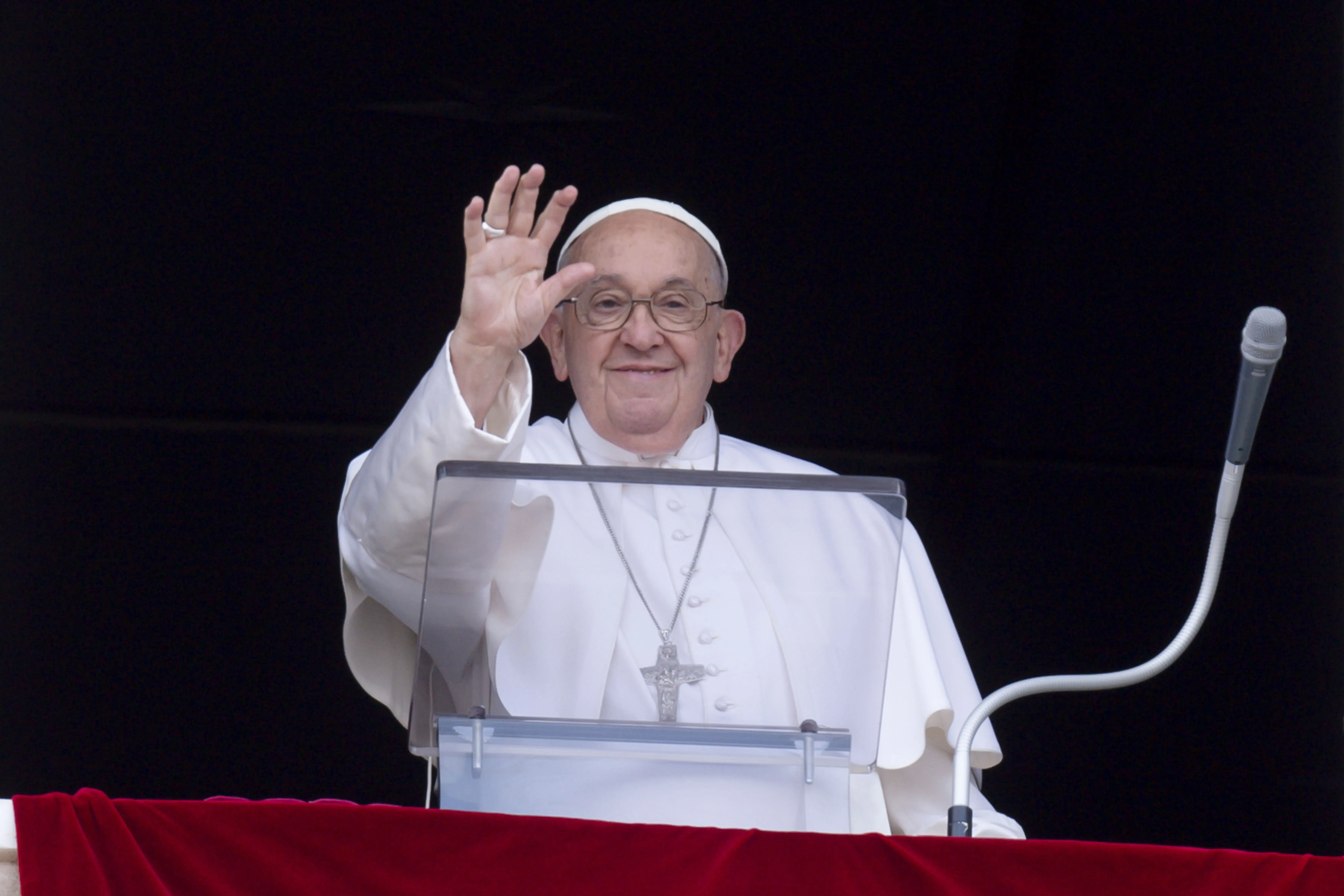 Le pape François salue les pèlerins rassemblés sur la place Saint-Pierre pour son discours de l'Angélus, le dimanche 16 juin 2024.