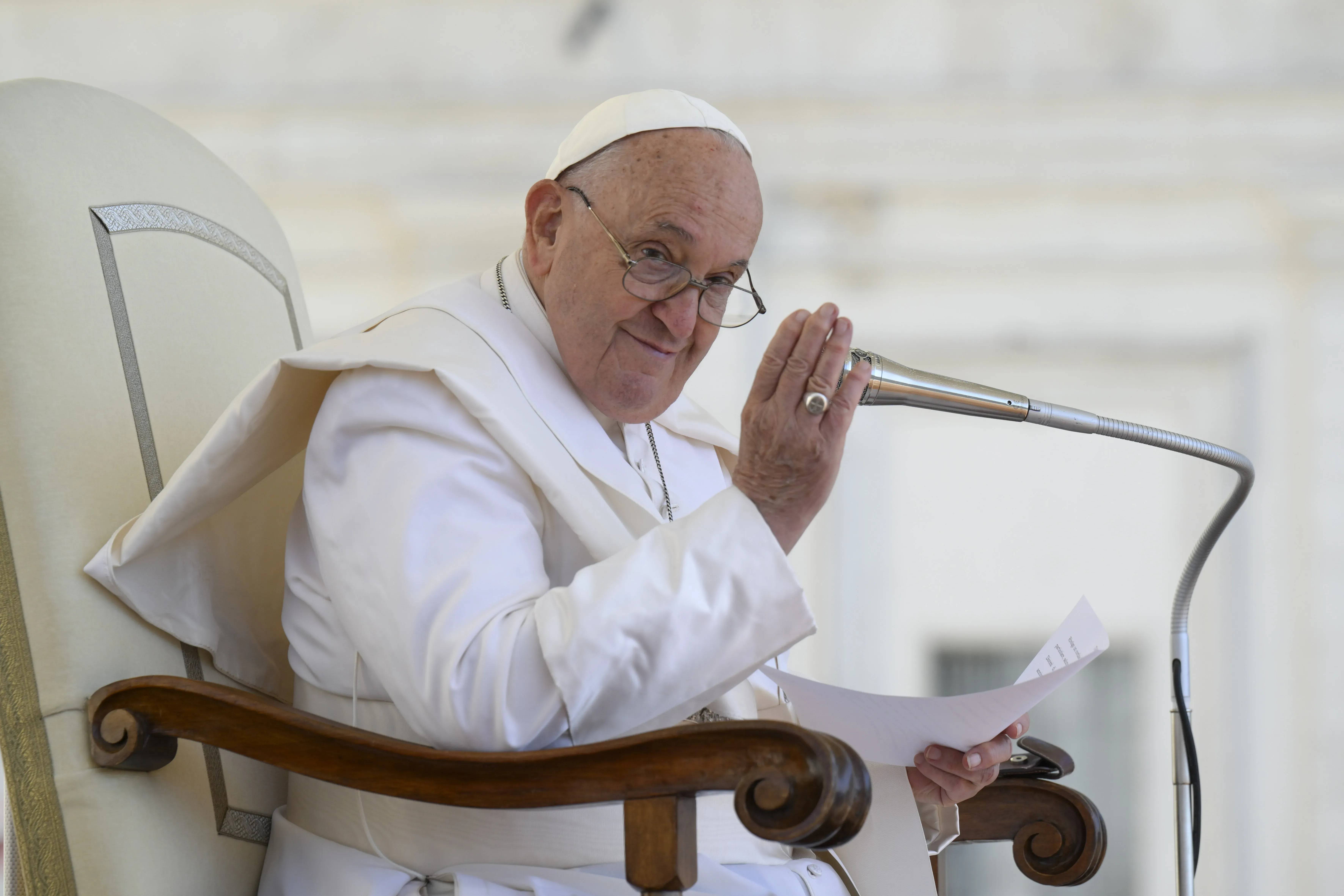 Le pape François s'adresse aux pèlerins réunis sur la place Saint-Pierre pour son audience générale, le mercredi 12 juin 2024.