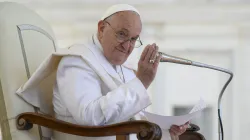 Le pape François s'adresse aux pèlerins réunis sur la place Saint-Pierre pour son audience générale, le mercredi 12 juin 2024. / 