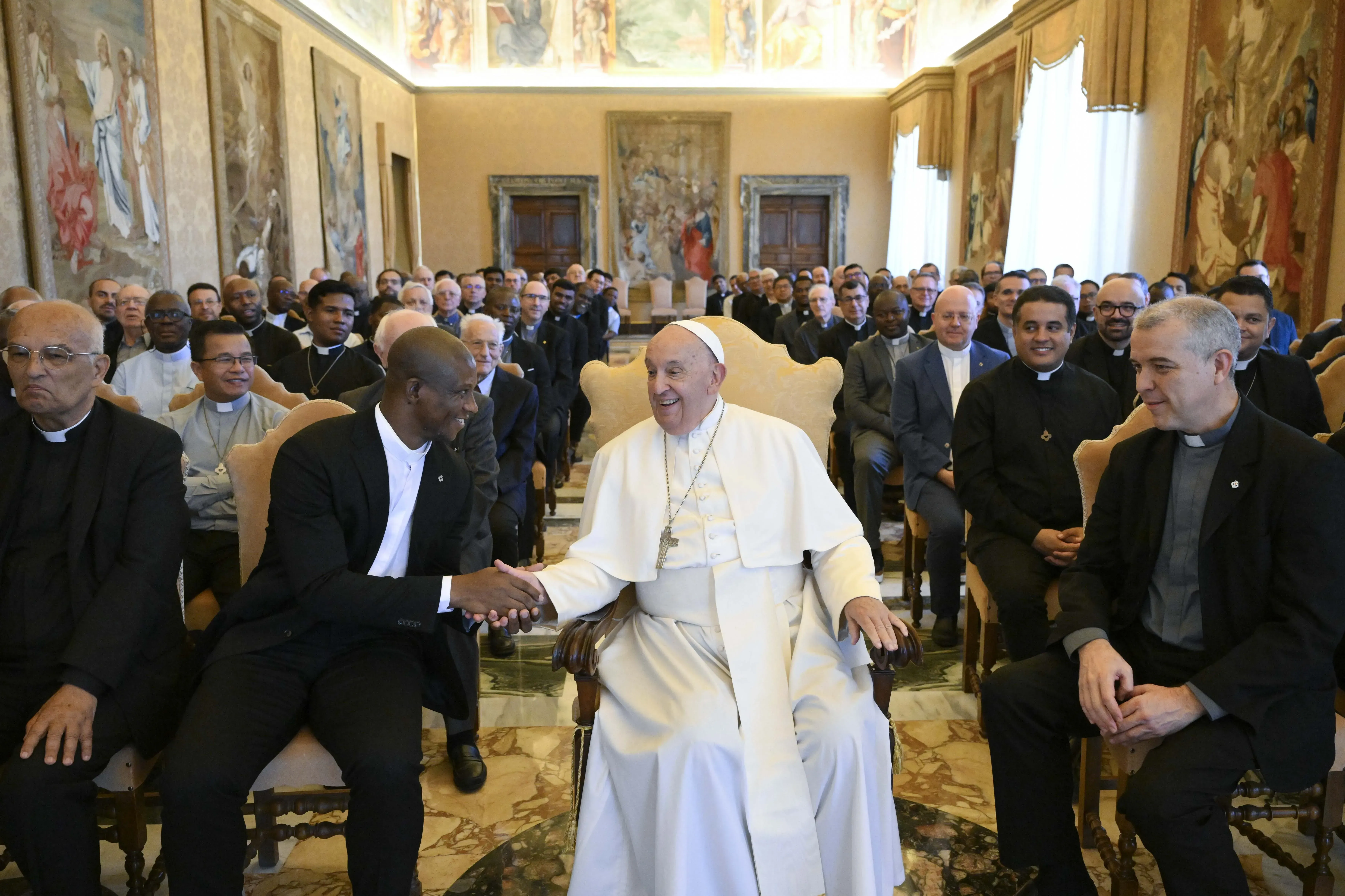 Le pape François rencontre les prêtres du Sacré-Cœur de Jésus (Dehoniens), le 27 juin 2024, au Vatican.