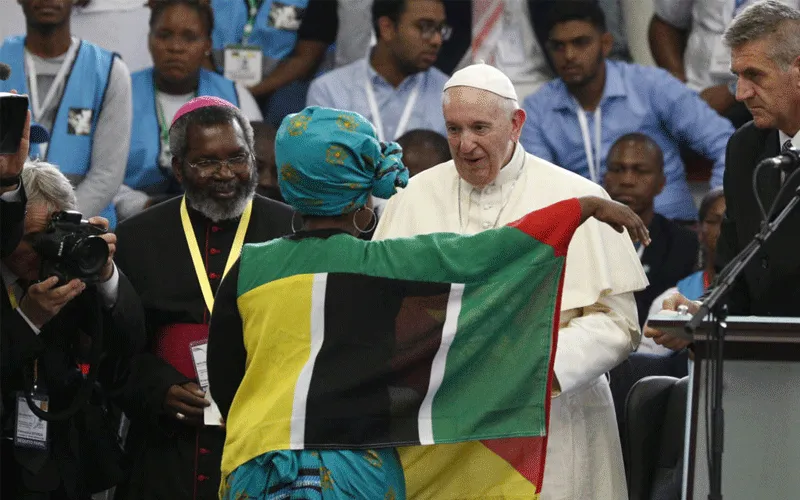 Le Pape François salue une jeune femme alors qu'il dirige une rencontre interreligieuse avec des jeunes au pavillon Maxaquene à Maputo, au Mozambique, le 5 septembre 2019. / Domaine public