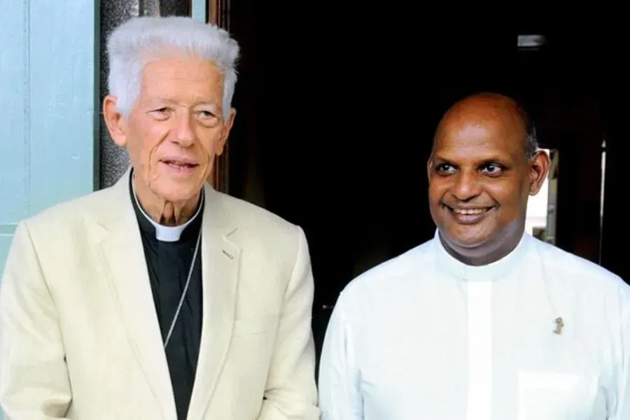 Maurice Evenor Cardinal Piat (à gauche) et Mgr. Jean Michaël Durhône (à droite) après la conférence de presse du 20 mai. Crédit : Diocèse de Port-Louis