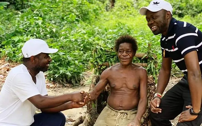 Le Père Innocent Akum Wefon (à genoux) échange des civilités avec le chef des Pygmées de Kribi au Cameroun. Crédit : P. Innocent Akum Wefon