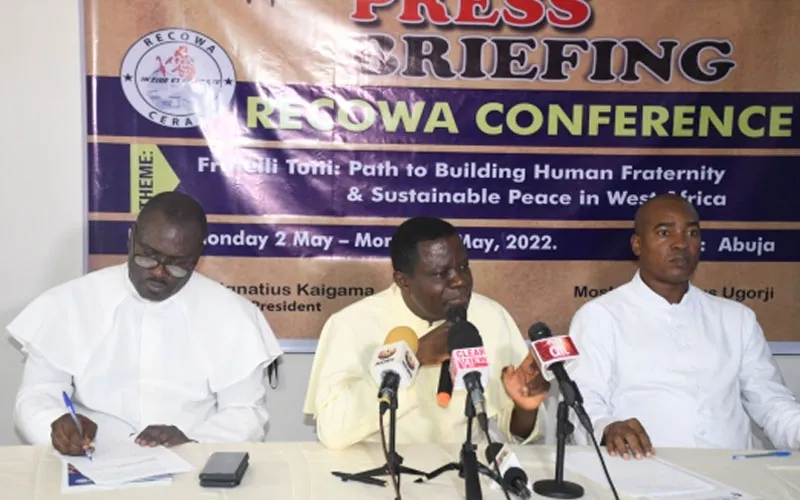 Le père Zacharia Nyantiso Samjumi (au centre), le secrétaire général du Secrétariat catholique du Nigeria (CSN), le directeur national des communications sociales (à droite) du CSN, le père Dr Michael Nsikak Umoh et le directeur des affaires pastorales, le père Michael Banjo (à gauche) lors de la conférence de presse du 6 avril. Crédit : Nigeria Catholic Network