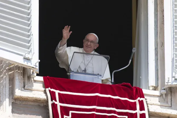 Le pape François salue depuis une fenêtre du Palais apostolique pendant son discours et sa prière de l'Angélus, le 20 août 2023. | Vatican Media. / 