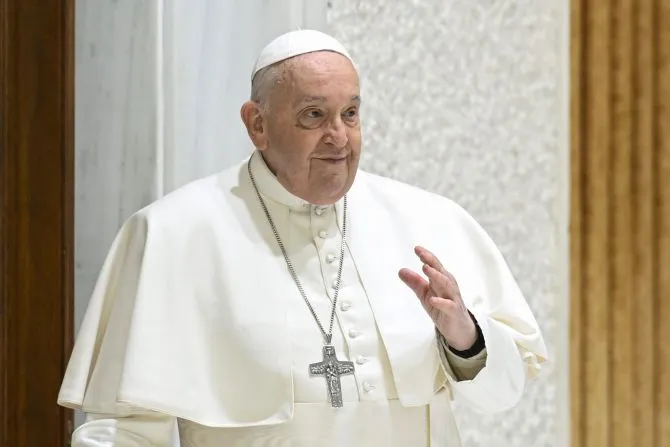 Le pape François salue les pèlerins lors de l'audience générale du mercredi 24 janvier 2024, dans la salle d'audience Paul VI au Vatican. | Crédit : Vatican Media