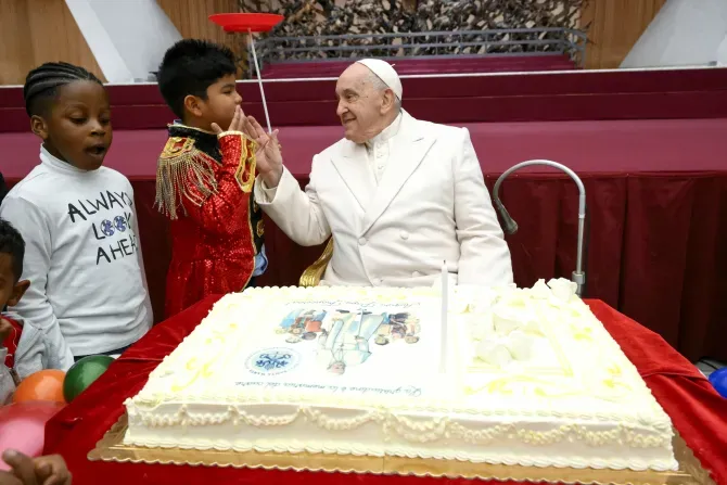 Le pape François célèbre son anniversaire le 17 décembre 2023, en compagnie d'enfants et de familles aidés par le Dispensaire pédiatrique Santa Marta du Vatican. | Crédit : Vatican Media / 