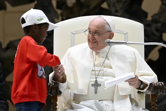 Le pape François serre la main de l'un des quelque 7 000 enfants venus du monde entier dans la salle Paul VI du Vatican, le 6 novembre 2023, lors d'un événement parrainé par le Dicastère pour la culture et l'éducation sur le thème "Apprenons des garçons et des filles". | Crédit : Vatican Media / 