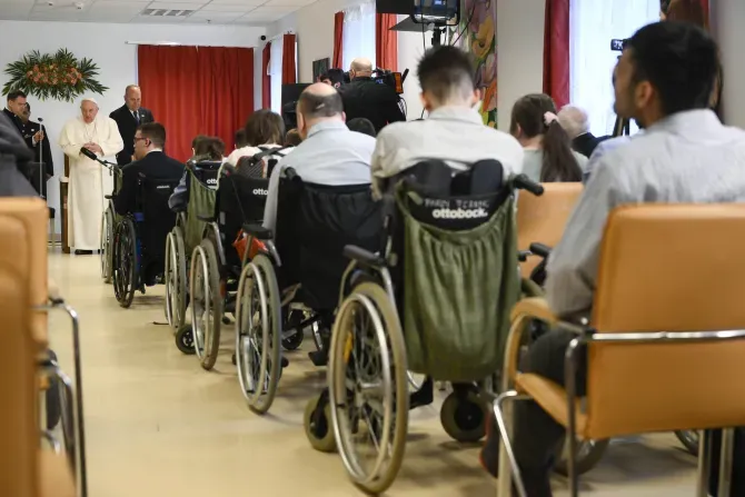 Le 29 avril 2023, le pape François rencontre des enfants et des adultes malvoyants ou souffrant d'autres handicaps dans un institut catholique de Budapest, en Hongrie, dédié au bienheureux László Batthyány-Strattmann. | Crédit : Vatican Media