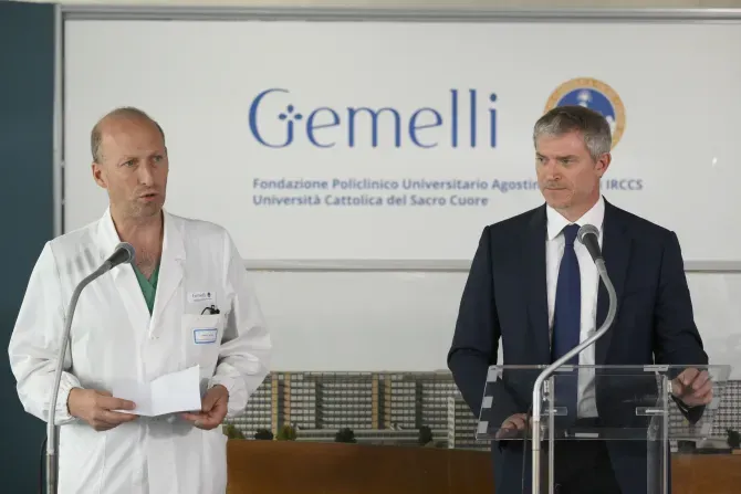 Le Dr Sergio Alfieri (à gauche), chirurgien du pape François, et le porte-parole du Vatican Matteo Bruno tiennent une conférence de presse le samedi 10 juin 2023 à l'hôpital Gemelli à Rome. | Crédit : Vatican Media