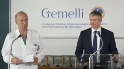 Le Dr Sergio Alfieri (à gauche), chirurgien du pape François, et le porte-parole du Vatican Matteo Bruno tiennent une conférence de presse le samedi 10 juin 2023 à l'hôpital Gemelli à Rome. | Crédit : Vatican Media / 