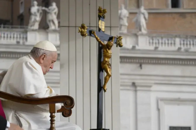 Le pape François prie devant un crucifix lors de l'audience générale du 26 octobre 2022. | Vatican Media