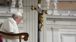 Le pape François prie devant un crucifix lors de l'audience générale du 26 octobre 2022. | Vatican Media / 