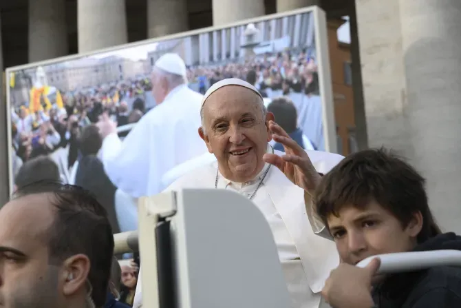 Le pape François salue les pèlerins lors de l'audience générale sur la place Saint-Pierre au Vatican, le 18 octobre 2023. | Crédit : Vatican Media