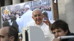 Le pape François salue les pèlerins lors de l'audience générale sur la place Saint-Pierre au Vatican, le 18 octobre 2023. | Crédit : Vatican Media / 