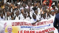 Le pape François est arrivé en République démocratique du Congo le 31 janvier 2023. Les rues de l'aéroport de N'Dolo, à cinq miles de la résidence présidentielle, étaient bordées de milliers d'habitants qui applaudissaient et brandissaient des drapeaux. | Crédit : Vatican Media / 