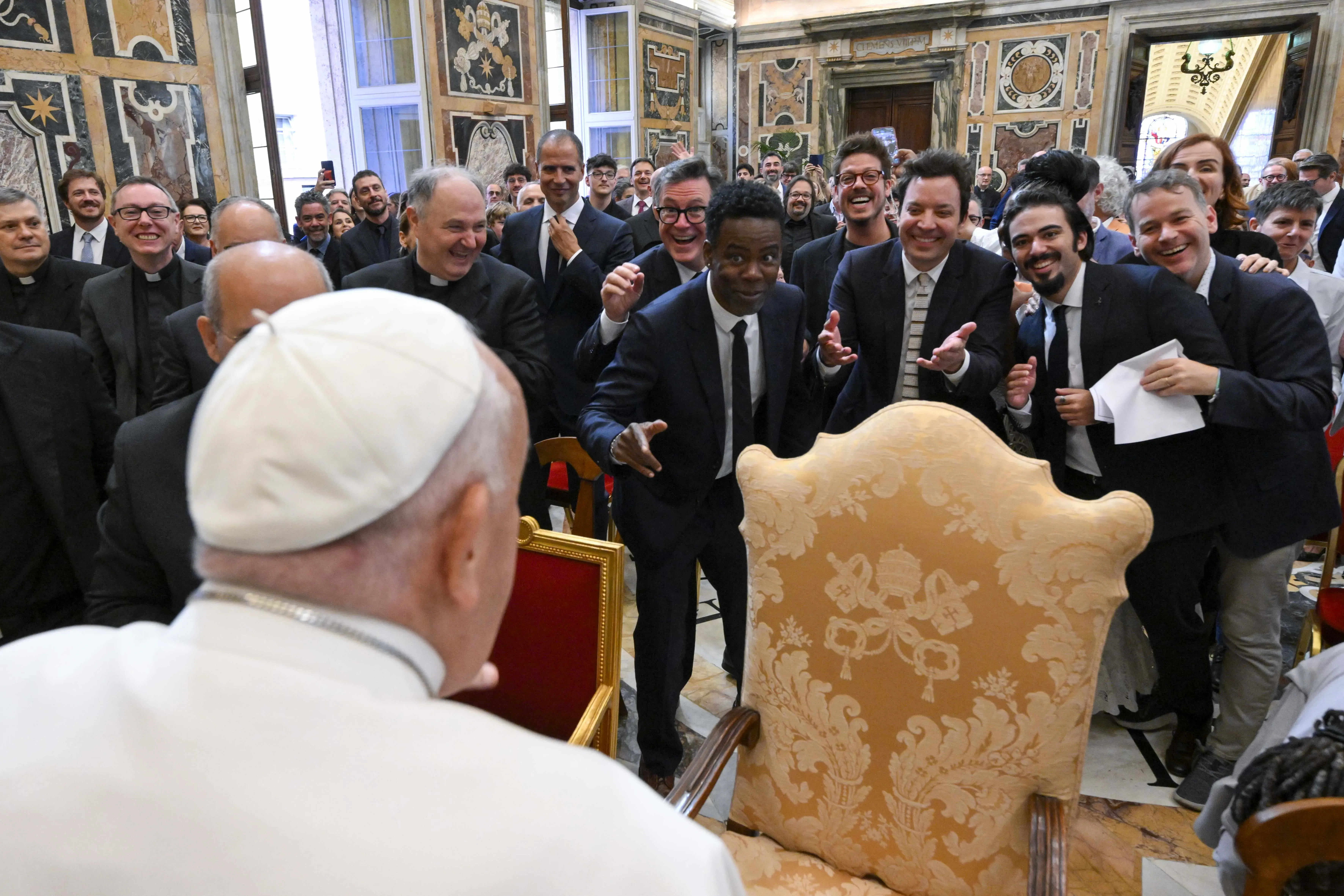 Un groupe de comédiens et d'humoristes, dont Chris Rock et Jimmy Fallon (au centre), partagent un échange léger avec le pape François lors d'une rencontre avec le pape dans le palais apostolique au Vatican, le 14 juin 2024.