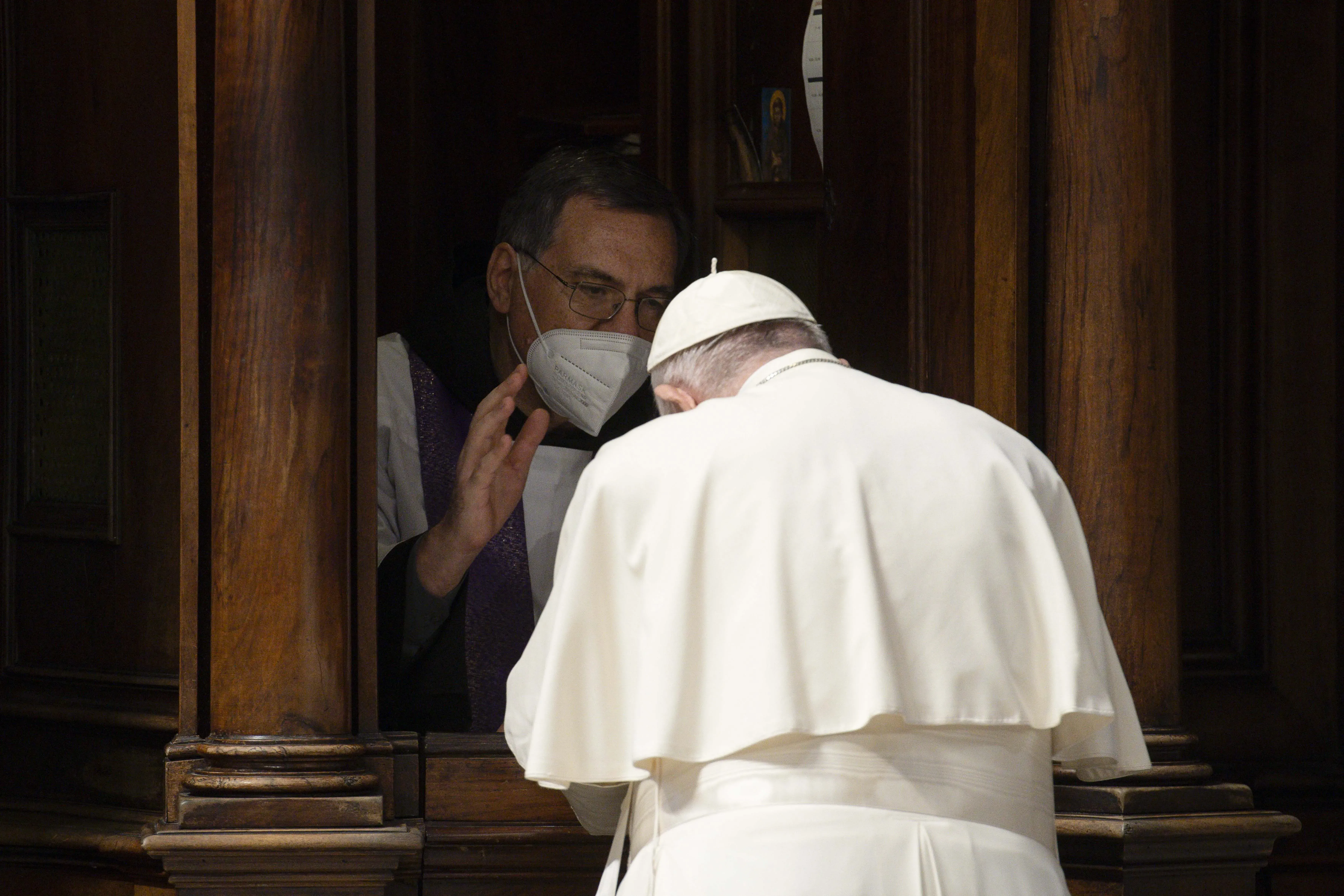 Le pape François se confesse lors d'un service de pénitence dans la basilique Saint-Pierre, le 25 mars 2022. Vatican Media. / 