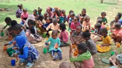 Des écoliers de Tigray, en Ethiopie, mangent des biscuits et du thé fournis par Mary's Meals. | Copyright Mary's Meals / 