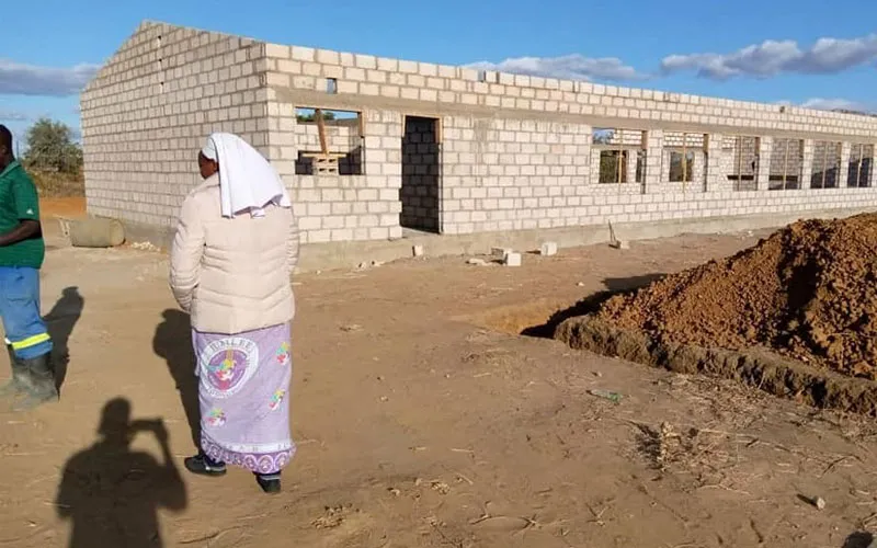 La future école secondaire James Corboy en construction. Il s'agit d'une initiative des Religieuses du Saint-Esprit (RSHS) du diocèse de Monze en Zambie. Religieuses du Saint-Esprit (RSHS).