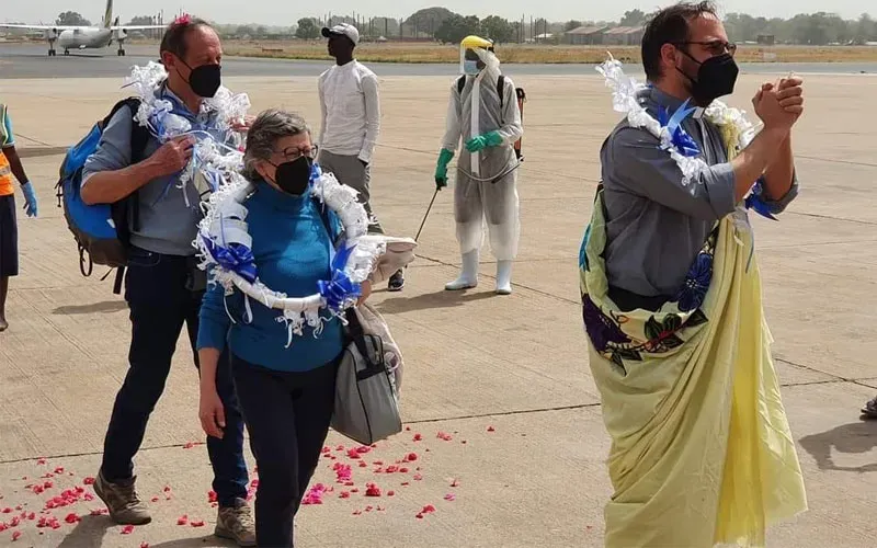 Mgr. Christian Carlassare, évêque élu du diocèse de Rumbek (devant), aux côtés de ses parents à son arrivée à l'aéroport international de Juba le 18 mars 2022, avant son ordination épiscopale prévue le 25 mars 2022.