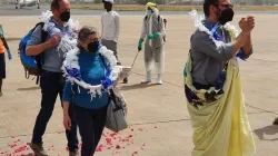 Mgr. Christian Carlassare, évêque élu du diocèse de Rumbek (devant), aux côtés de ses parents à son arrivée à l'aéroport international de Juba le 18 mars 2022, avant son ordination épiscopale prévue le 25 mars 2022. / 