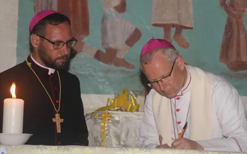 Le Nonce apostolique au Kenya et au Soudan du Sud, Mgr Hubertus van Megen (à droite) à la cathédrale de la Sainte Famille du diocèse de Rumbek aux côtés de Mgr. Christian Carlassare (à gauche) le 24 mars 2022. Crédit : P. Wanyonyi Eric Simiyu, S.J (Rumbek)