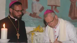 Le Nonce apostolique au Kenya et au Soudan du Sud, Mgr Hubertus van Megen (à droite) à la cathédrale de la Sainte Famille du diocèse de Rumbek aux côtés de Mgr. Christian Carlassare (à gauche) le 24 mars 2022. Crédit : P. Wanyonyi Eric Simiyu, S.J (Rumbek) / 