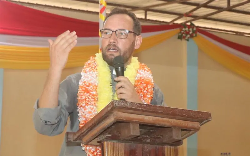 Mgr. Christian Carlassare s'adresse à une congrégation à la cathédrale Sainte Famille du diocèse de Rumbek.