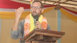 Mgr. Christian Carlassare s'adresse à une congrégation à la cathédrale Sainte Famille du diocèse de Rumbek. / 