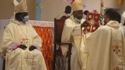 Mgr Carlassare reçoit la Sainte Bible des mains du cardinal Gabriel Zubeir Wako lors de l'ordination épiscopale du 25 mars qui s'est tenue à la cathédrale Saint-Père du diocèse de Rumbek. Crédit : P. Wanyonyi Eric Simiyu, S.J. (Rumbek) / 