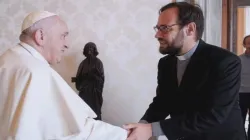 Le Pape François avec Mgr Christian Carlassare à Rome. Crédit : Vatican Media / 